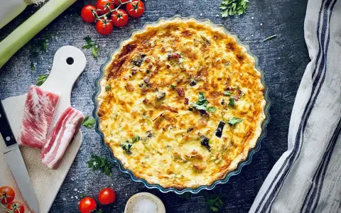 Herzhafte Lauch-Quiche mit Speck und Kräutern, eine köstliche Idee für Lauch Rezepte.