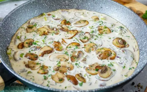 Cremige Champignon-Pfanne, ein köstliches Gericht, das Lust auf mehr Champignons Rezepte macht. Mit frischer Petersilie garniert.