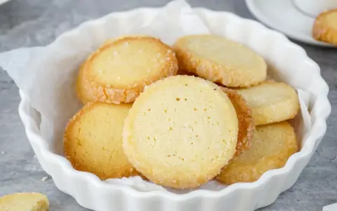Leckere Kekse, die an ein Heidesand Rezept erinnern, liegen in einer weißen Schale.