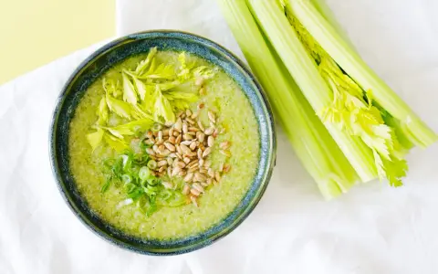 Grüne Suppe mit Sellerie, Sonnenblumenkernen und Frühlingszwiebeln. Perfekt für leichte Staudensellerie Rezepte.