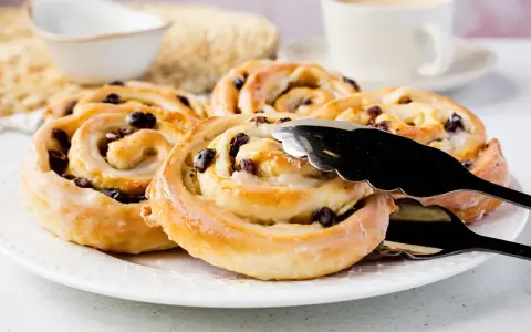 Leckere Rosinenschnecken, frisch gebacken und glasiert. Ein tolles Rosinenschnecken Rezept für den Kaffeetisch.