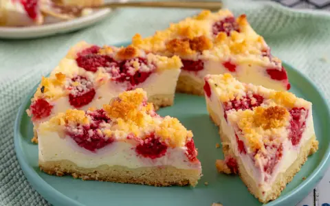 Himbeerkuchen: einfach, aber extrem lecker. Saftige Himbeeren treffen auf cremigen Käsekuchen mit knuspriger Streuselhaube.