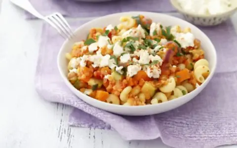 One Pot Pasta mit Feta, Tomaten und Zucchini. Ein einfaches und leckeres Gericht, das schnell zubereitet ist.