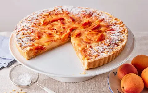 Saftige Aprikosen bedecken diesen köstlichen Kuchen. Ein tolles Aprikosentarte Rezept für den Sommer.