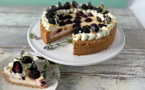 Eine köstliche Brombeertorte, verziert mit Sahnetuffs und frischen Brombeeren. Dieses Brombeertorte Rezept sieht zum Anbeißen aus!