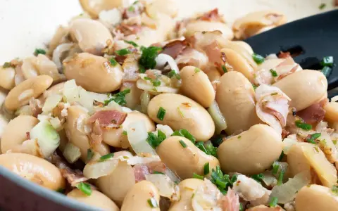 Herzhaftes dicke bohnen rezept mit Speck und Zwiebeln, garniert mit frischem Schnittlauch. Ein Klassiker, der immer schmeckt.