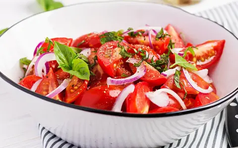 Frischer Tomatensalat mit roten Zwiebeln und Basilikum. Ein einfaches und leckeres tomatensalat rezept für den Sommer.