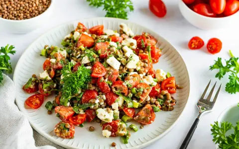Ein köstlicher Linsensalat mit Tomaten und Feta, perfekt für ein leichtes Mittagessen. Dieses Linsensalat Rezept ist einfach und schnell zubereitet.