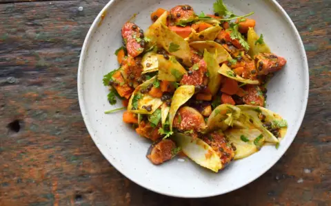 Bunter Linsensalat mit Feigen, Karotten und Fenchel. Ein köstliches Beispiel für kreative Linsen Rezepte, garniert mit frischer Petersilie.