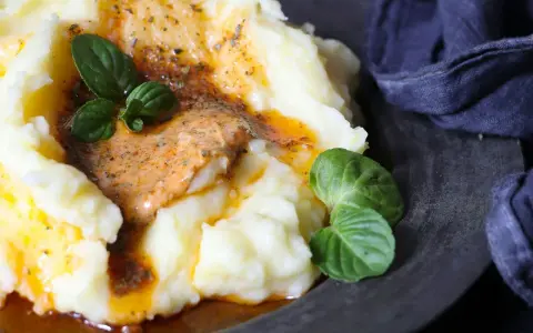 Cremiger Kartoffelbrei mit einer würzigen Sauce und frischen Kräutern. Ein einfaches Kartoffelbrei Rezept, das jeder nachmachen kann.
