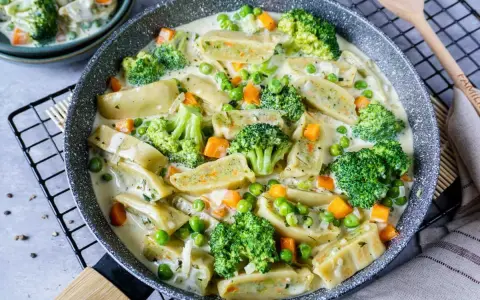 Herzhafte Maultaschen in cremiger Soße mit Brokkoli, Erbsen und Karotten. Ein leckeres Gericht, das Lust auf mehr Maultaschen Rezepte macht.
