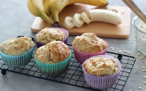 Fünf leckere Muffins ohne Zucker, gebacken mit reifen Bananen. Perfekt für einen gesunden Genuss!