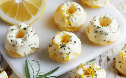 Mini Gugelhupf mit Zitronenglasur und Kräutern, perfekt für ein leichtes Dessert. Ein tolles mini gugelhupf rezept!