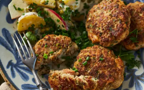 Goldbraune Fleischpflanzerl mit Kartoffelsalat und frischen Kräutern. Ein leckeres Fleischpflanzerl Rezept für Genießer.