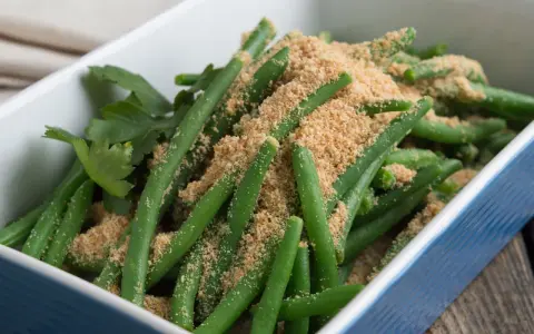 Frische grüne Bohnen mit knuspriger Bröselkruste, ein einfaches und leckeres stangenbohnen rezept.