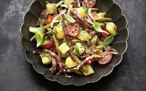 Herzhafter Kartoffelsalat mit Speck und grünen Bohnen, inspiriert von blutampfer rezepten. Frisch, würzig und perfekt für jede Gelegenheit.