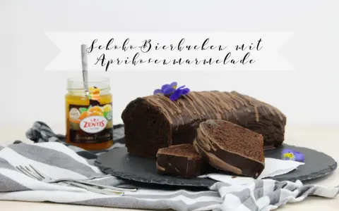 Schokoladen-Bierkuchen mit Aprikosenmarmelade, ein saftiger Kuchen, der mit Schokolade überzogen ist und mit Marmelade serviert wird.