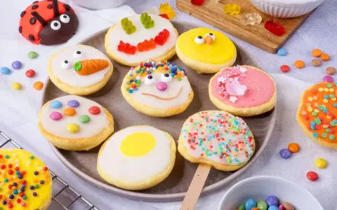 Bunte mini Amerikaner mit lustigen Gesichtern, Marienkäfer und Karotte. Ein süßer Genuss für Groß und Klein.