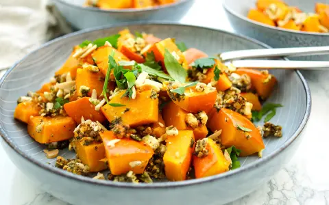 Gegrillte Kürbiswürfel mit Kräutern und Mandeln, eine köstliche Idee für Hokkaido Rezepte.