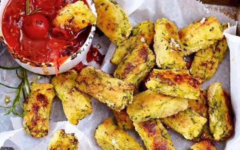 Knusprige Zucchini-Sticks aus dem Ofen, perfekt für schnelle zucchini rezepte. Dazu eine würzige Tomatensauce.
