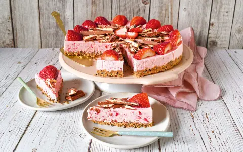 Eine köstliche Yogurette Torte mit frischen Erdbeeren und Schokostückchen, bereit zum Genießen.