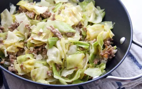 Herzhaftes Spitzkohlgericht mit Hackfleisch, frisch aus der Pfanne.