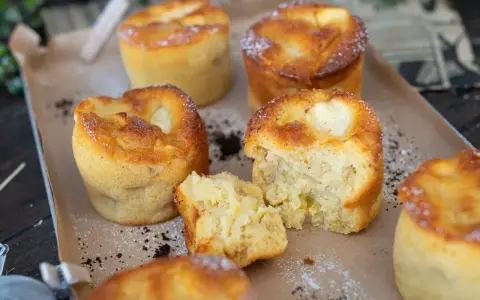 Saftige Apfelmuffins, perfekt für ein schnelles apfelmuffins rezept. Einer ist aufgeschnitten und zeigt die fruchtige Füllung.