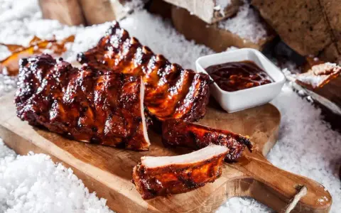 Saftige Schweinerippchen, glasiert und bereit zum Genießen. Ein tolles schweinerippchen rezept für jeden Anlass.