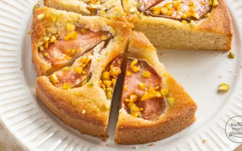 Saftiger Birnenkuchen mit Pistazien, perfekt für dein nächstes birnenkuchen rezept. Ein Genuss für alle Sinne!