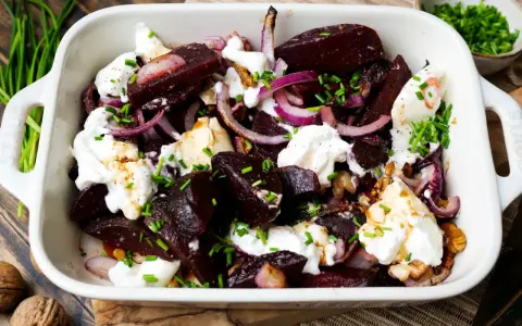 Gebackene Rote Bete mit Ziegenkäse und Walnüssen, ein köstliches Gericht, das sich perfekt für Rote Bete Rezepte eignet.