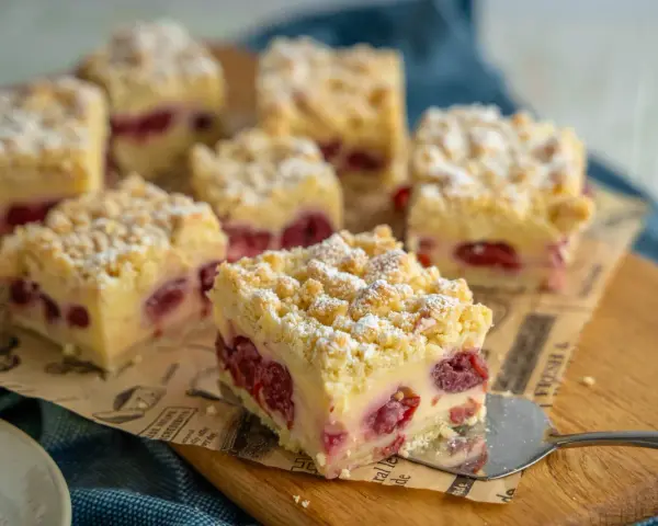 Saftiger Kuchen mit Kornelkirschen und Streuseln, perfekt für Kornelkirsche Rezepte.