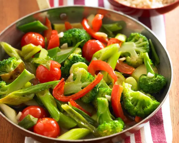 Buntes Gemüse aus Brokkoli, Tomaten und Paprika in einer Pfanne, perfekt für ein schnelles und gesundes Rezept.