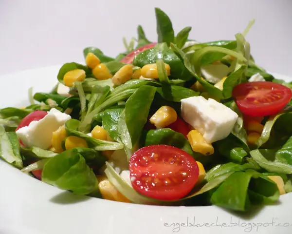 Ein frischer Feldsalat mit Mais, Kirschtomaten und Feta – ein einfaches und leckeres Feldsalat Rezept für jeden Tag.