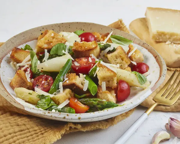 Ein köstlicher Brotsalat mit Spargel, Tomaten und Parmesan. Dieses Brotsalat Rezept ist perfekt für den Sommer.