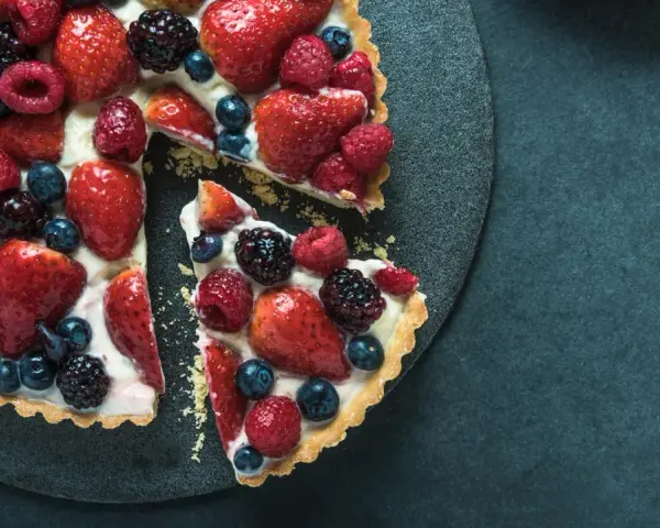 Ein köstlicher Obstkuchen mit frischen Erdbeeren, Himbeeren, Blaubeeren und Brombeeren. Ein tolles Rezept für den Sommer!