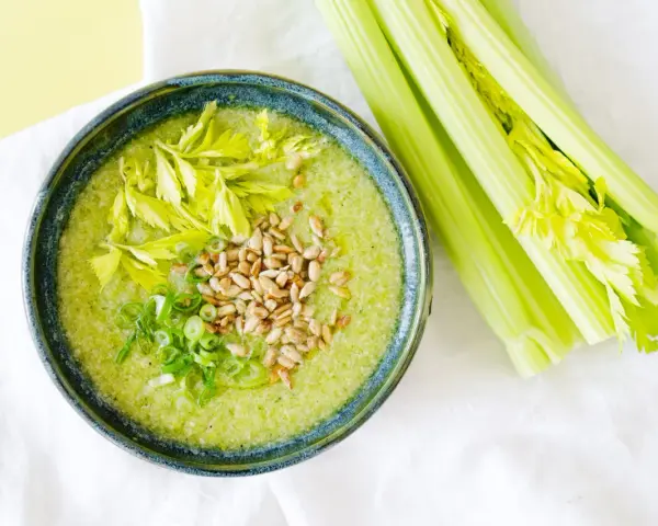 Grüne Suppe mit Sellerie, Sonnenblumenkernen und Frühlingszwiebeln. Perfekt für leichte Staudensellerie Rezepte.