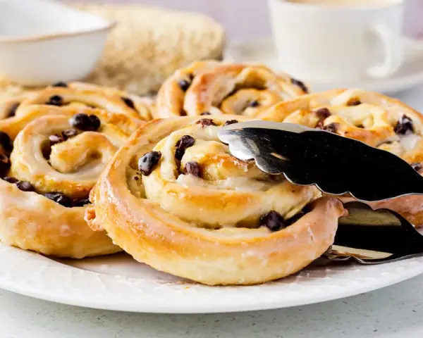 Leckere Rosinenschnecken, frisch gebacken und glasiert. Ein tolles Rosinenschnecken Rezept für den Kaffeetisch.