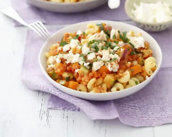 One Pot Pasta mit Feta, Tomaten und Zucchini. Ein einfaches und leckeres Gericht, das schnell zubereitet ist.