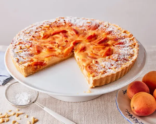 Saftige Aprikosen bedecken diesen köstlichen Kuchen. Ein tolles Aprikosentarte Rezept für den Sommer.