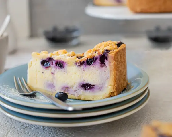 Ein Stück cremiger Blaubeerkuchen mit Streuseln, perfekt für ein Blaubeerkuchen Rezept.