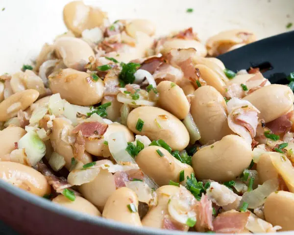 Herzhaftes dicke bohnen rezept mit Speck und Zwiebeln, garniert mit frischem Schnittlauch. Ein Klassiker, der immer schmeckt.