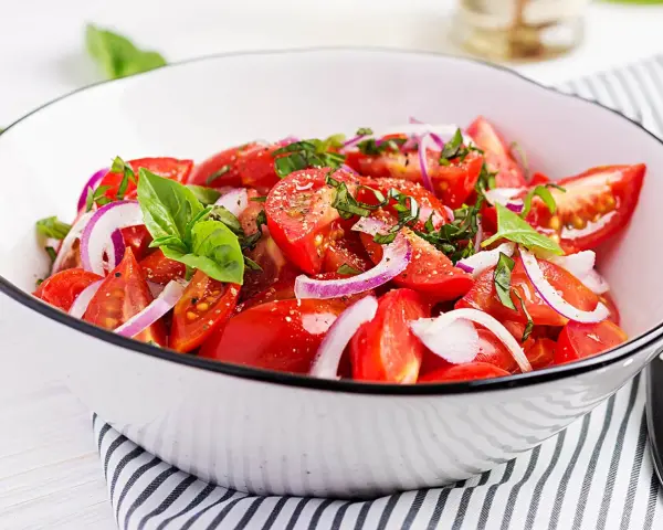 Frischer Tomatensalat mit roten Zwiebeln und Basilikum. Ein einfaches und leckeres tomatensalat rezept für den Sommer.