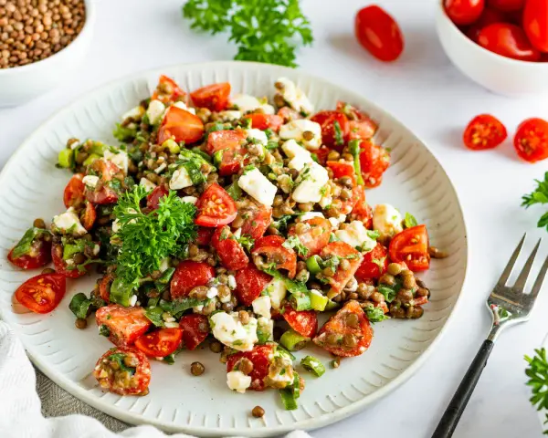 Ein köstlicher Linsensalat mit Tomaten und Feta, perfekt für ein leichtes Mittagessen. Dieses Linsensalat Rezept ist einfach und schnell zubereitet.