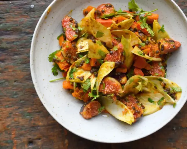 Bunter Linsensalat mit Feigen, Karotten und Fenchel. Ein köstliches Beispiel für kreative Linsen Rezepte, garniert mit frischer Petersilie.