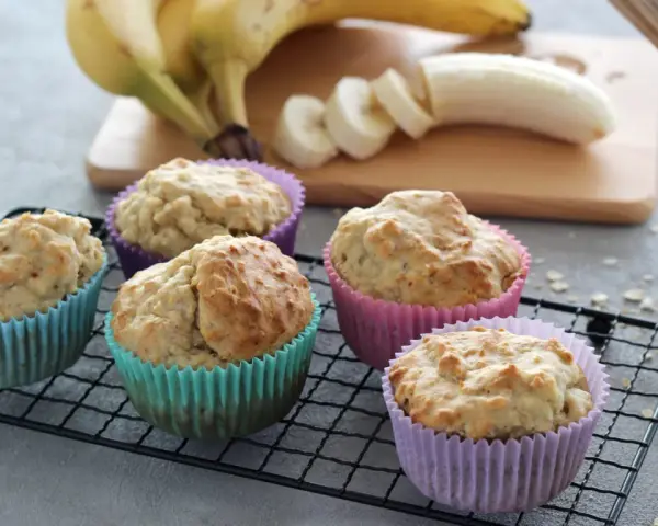 Fünf leckere Muffins ohne Zucker, gebacken mit reifen Bananen. Perfekt für einen gesunden Genuss!
