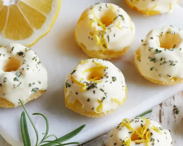 Mini Gugelhupf mit Zitronenglasur und Kräutern, perfekt für ein leichtes Dessert. Ein tolles mini gugelhupf rezept!