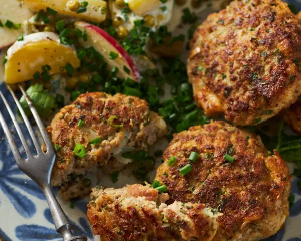 Goldbraune Fleischpflanzerl mit Kartoffelsalat und frischen Kräutern. Ein leckeres Fleischpflanzerl Rezept für Genießer.