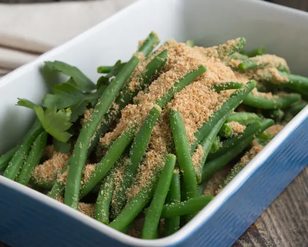 Frische grüne Bohnen mit knuspriger Bröselkruste, ein einfaches und leckeres stangenbohnen rezept.