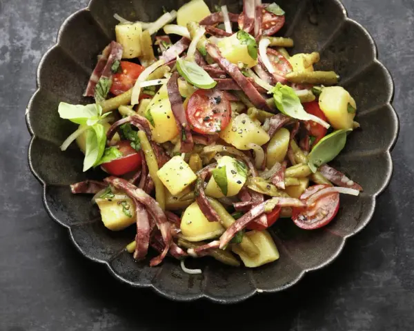 Herzhafter Kartoffelsalat mit Speck und grünen Bohnen, inspiriert von blutampfer rezepten. Frisch, würzig und perfekt für jede Gelegenheit.