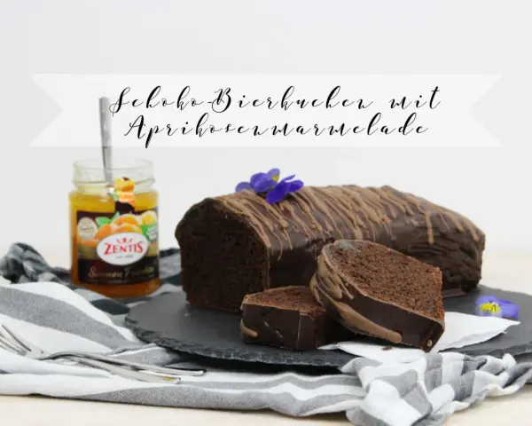 Schokoladen-Bierkuchen mit Aprikosenmarmelade, ein saftiger Kuchen, der mit Schokolade überzogen ist und mit Marmelade serviert wird.